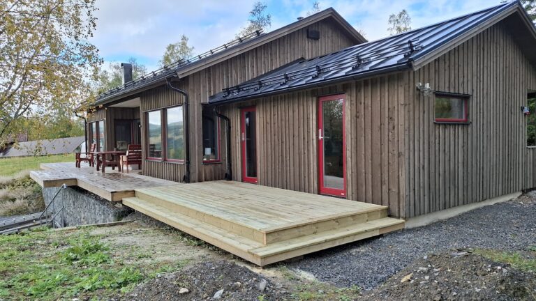 Just nu monterar vi altanräcke i glas till Kläppenprojektet